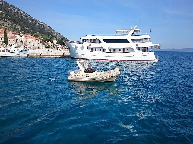 Small cruise ship Gradina