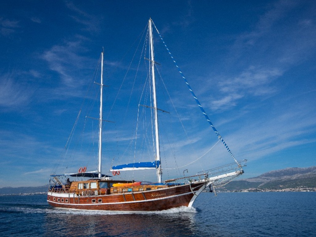 Gulet Atalanta - lunch time - Orvas Yachting Croatia