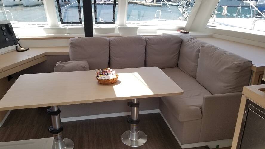 Fountaine Pajot Lucia 40 Hola