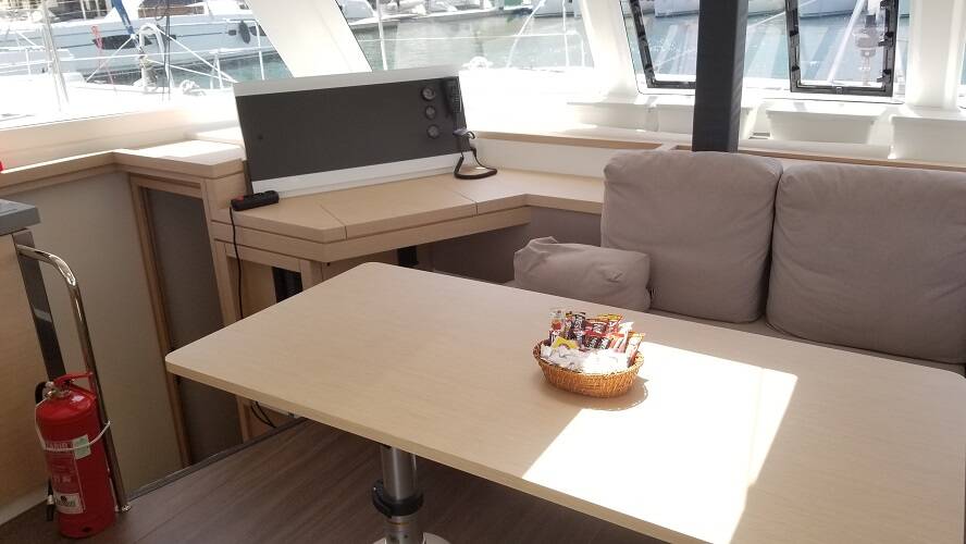 Fountaine Pajot Lucia 40 Hola