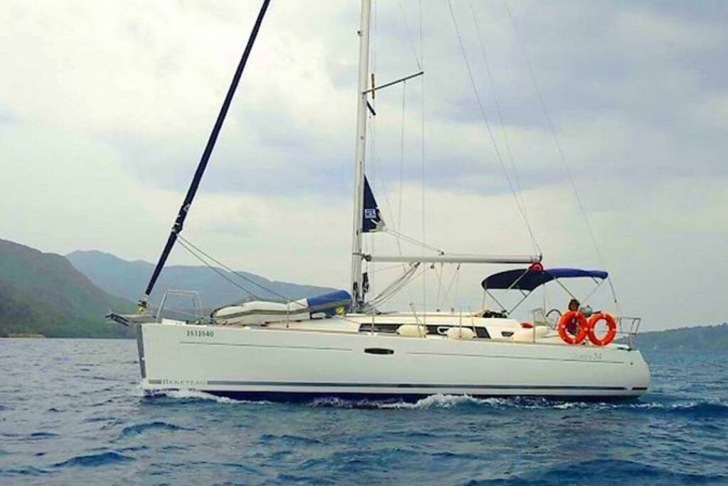 Oceanis 34 Aquamarine